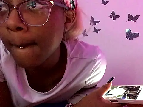 Snapshot of Moxhavix chatting on November 8, 6:02 am Moxhavix online show from November 8, 6:02 am