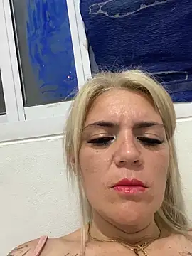 Snapshot of lapola1989 chatting on February 5, 8:52 am lapola1989 online show from February 5, 8:52 am