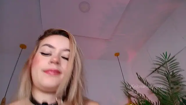 Snapshot of Mariee_rosee chatting on July 13, 9:39 pm Mariee rosee online show from July 13, 9:39 pm