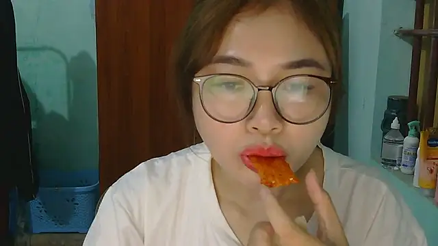 Snapshot of Uhem112 chatting on October 28, 12:47 am Uhem112 online show from October 28, 12:47 am