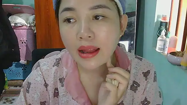 Snapshot of Uhem112 chatting on November 8, 5:29 am Uhem112 online show from November 8, 5:29 am