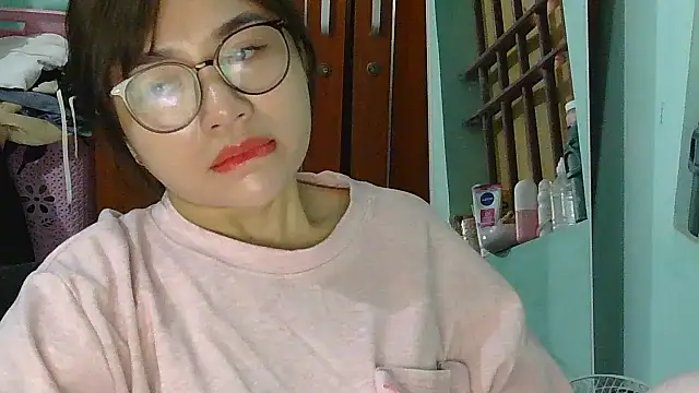 Snapshot of Uhem112 chatting on November 16, 2:06 am Uhem112 online show from November 16, 2:06 am