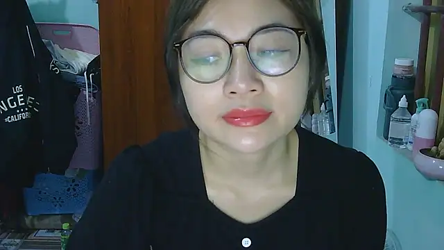 Snapshot of Uhem112 chatting on November 17, 12:49 am Uhem112 online show from November 17, 12:49 am