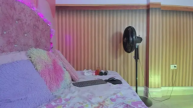 Snapshot of violet_taylor_ chatting on October 1, 2:28 am violet taylor online show from October 1, 2:28 am