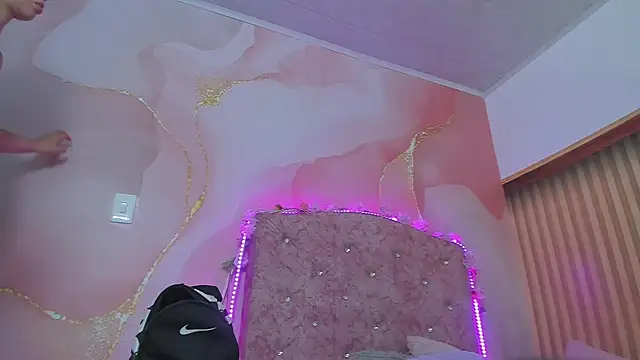 Snapshot of violet_taylor_ chatting on December 17, 2:17 am violet taylor online show from December 17, 2:17 am