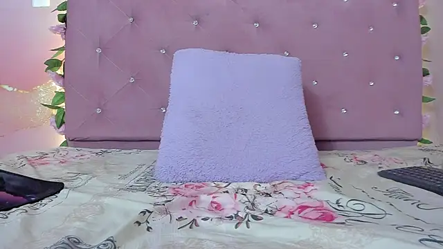 Snapshot of violet_taylor_ chatting on May 18, 2:29 am violet taylor online show from May 18, 2:29 am