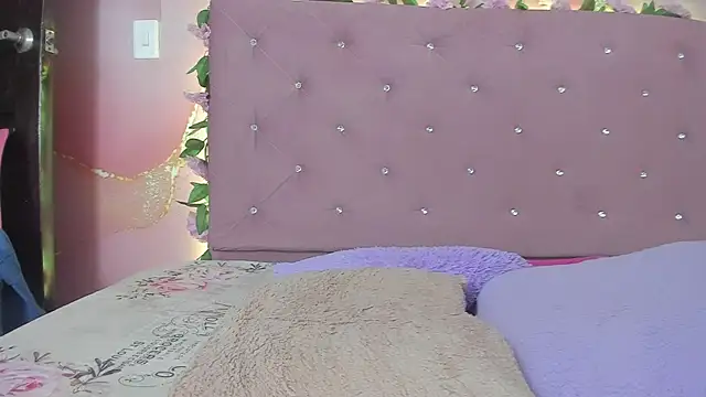 Snapshot of violet_taylor_ chatting on May 26, 2:18 am violet taylor online show from May 26, 2:18 am