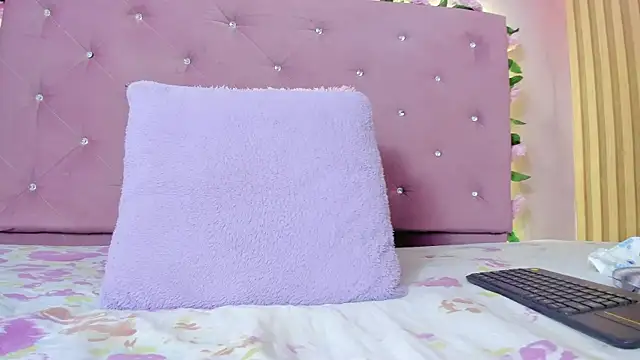Snapshot of violet_taylor_ chatting on June 11, 2:22 am violet taylor online show from June 11, 2:22 am