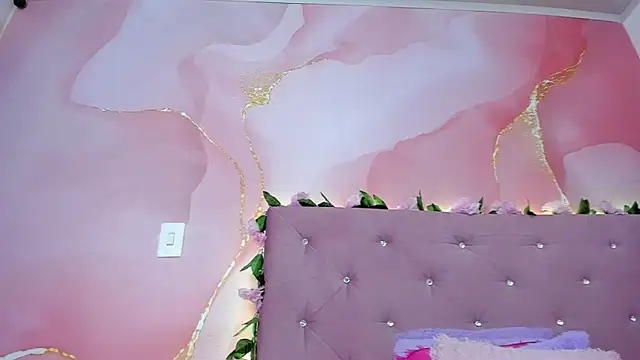 Snapshot of violet_taylor_ chatting on June 25, 2:22 am violet taylor online show from June 25, 2:22 am
