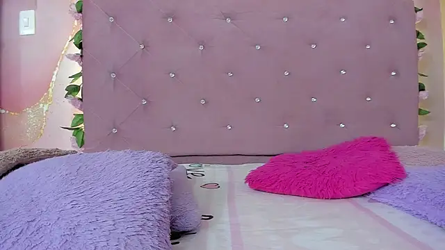 Snapshot of violet_taylor_ chatting on June 27, 2:16 am violet taylor online show from June 27, 2:16 am