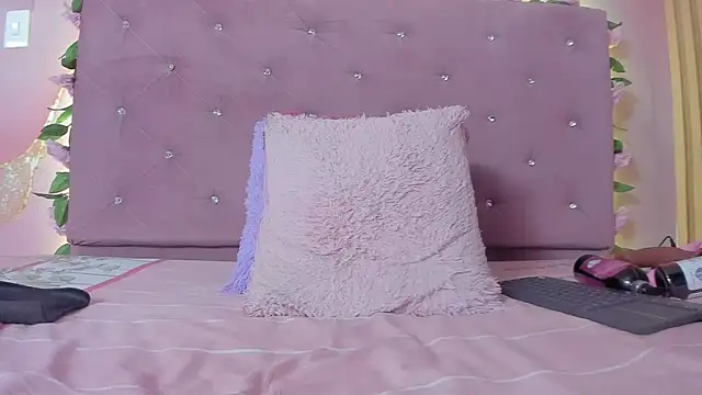 Snapshot of violet_taylor_ chatting on July 15, 2:28 am violet taylor online show from July 15, 2:28 am