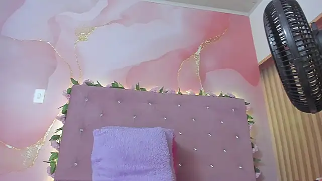 Snapshot of violet_taylor_ chatting on August 4, 2:26 am violet taylor online show from August 4, 2:26 am