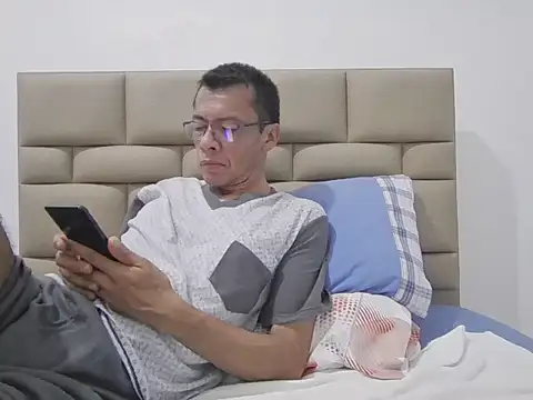 skinnylatino51 online show from November 6, 12:00 am