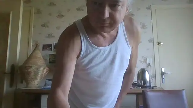 Snapshot of gegevincent chatting on June 15, 7:43 am gegevincent online show from June 15, 7:43 am