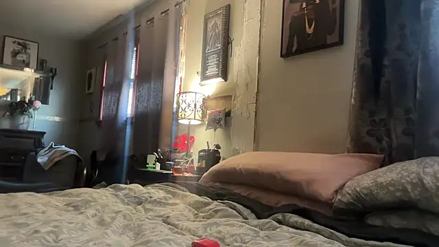 sexyred77713 online show from February 25, 9:35 pm