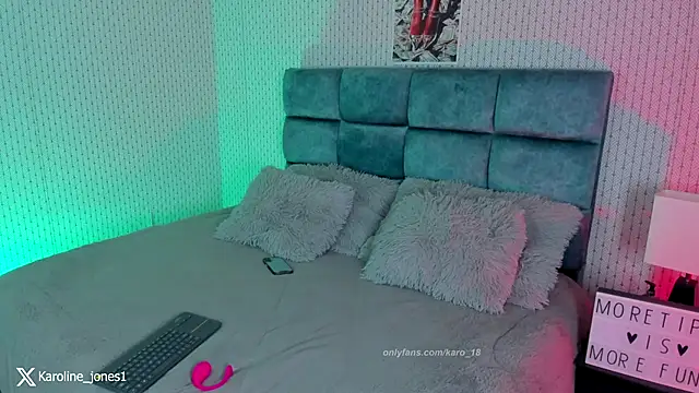 Snapshot of karoliine_jones chatting on December 15, 11:42 pm karoliine jones online show from December 15, 11:42 pm