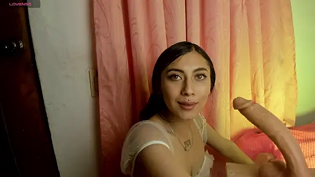 Alanaloiiss  online show from May 3, 1:22 am