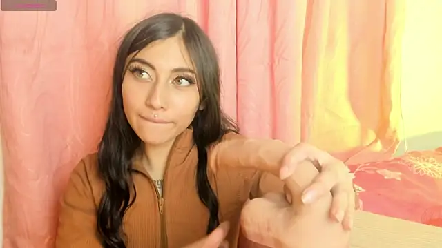 Snapshot of Alanaloiiss_ chatting on May 6, 8:14 pm Alanaloiiss online show from May 6, 8:14 pm