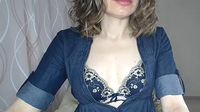 Snapshot of miss__Sophie chatting on June 6, 6:29 am miss Sophie online show from June 6, 6:29 am