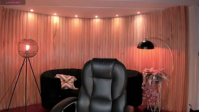 Snapshot of MeganScott chatting on June 15, 11:23 am MeganScott online show from June 15, 11:23 am