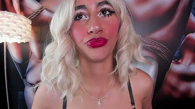 Snapshot of miss___taylor chatting on June 12, 2:43 am miss taylor online show from June 12, 2:43 am