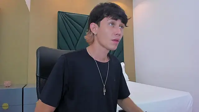 Snapshot of Michael_blue chatting on December 17, 12:00 pm Michael blue online show from December 17, 12:00 pm