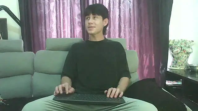 Snapshot of Michael_blue chatting on May 13, 7:11 pm Michael blue online show from May 13, 7:11 pm