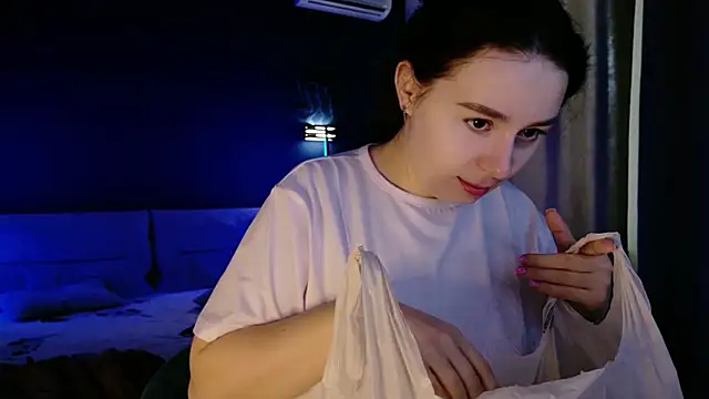 Snapshot of Di_na_Bell chatting on May 5, 5:37 am Di na Bell online show from May 5, 5:37 am