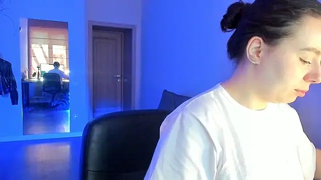 Snapshot of Di_na_Bell chatting on May 6, 5:46 am Di na Bell online show from May 6, 5:46 am