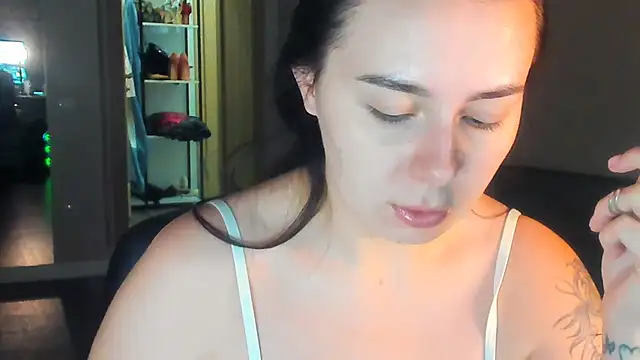Snapshot of Di_na_Bell chatting on July 20, 10:39 am Di na Bell online show from July 20, 10:39 am