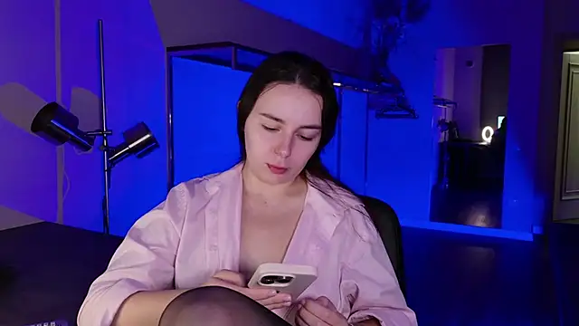 Snapshot of Di_na_Bell chatting on July 28, 11:17 am Di na Bell online show from July 28, 11:17 am