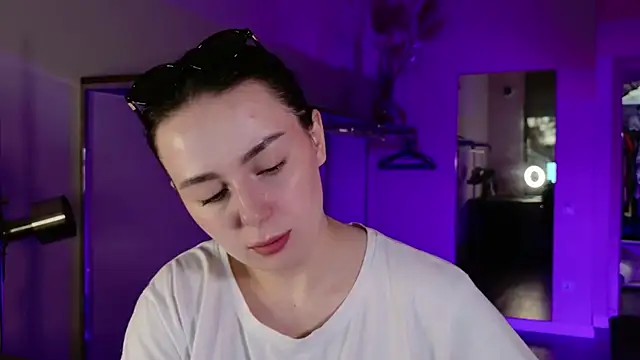 Snapshot of Di_na_Bell chatting on August 3, 5:39 am Di na Bell online show from August 3, 5:39 am