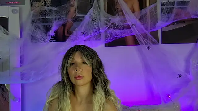 AlysonHuxley  online show from October 25, 5:51 pm