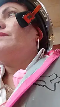 Snapshot of carolinhe_ chatting on November 21, 7:56 pm carolinhe online show from November 21, 7:56 pm