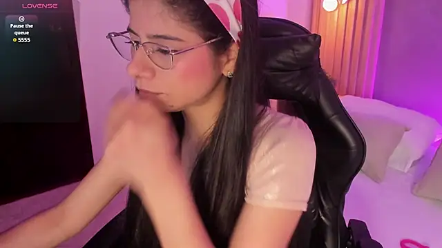 Snapshot of carlina_15 chatting on June 4, 12:33 pm carlina 15 online show from June 4, 12:33 pm