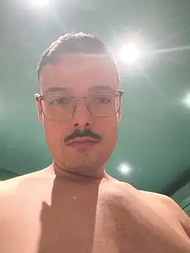 Snapshot of mikeara90 chatting on November 1, 5:53 am mikeara90 online show from November 1, 5:53 am