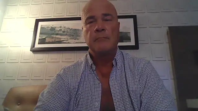 Snapshot of cyclone1212 chatting on April 29, 2:26 am cyclone1212 online show from April 29, 2:26 am