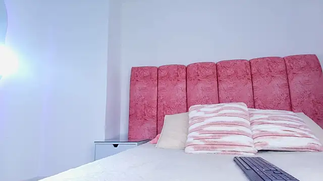 emmacurvy online show from December 4, 3:05 am