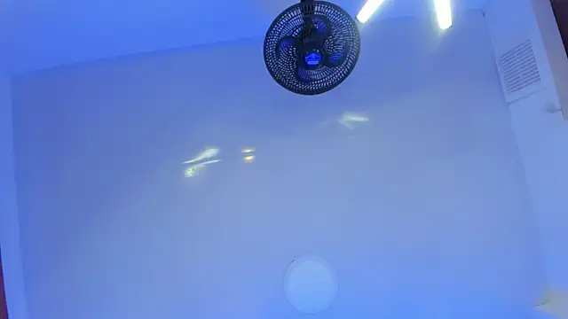 Snapshot of LittleeJaz chatting on October 15, 4:01 am LittleeJaz online show from October 15, 4:01 am