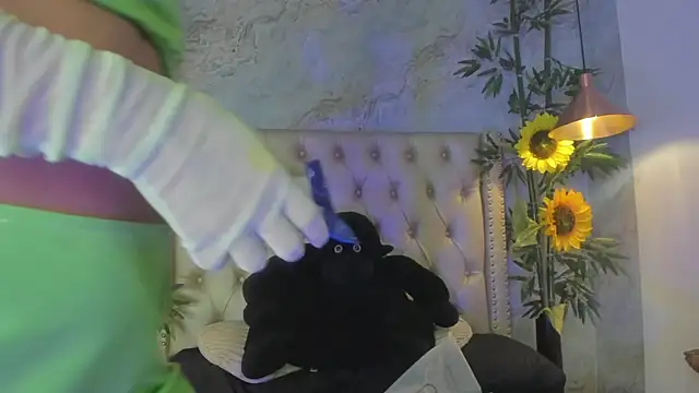 Snapshot of LittleeJaz chatting on November 1, 2:35 am LittleeJaz online show from November 1, 2:35 am