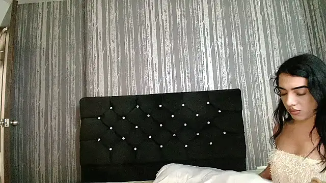 Snapshot of Alicee_Moonn chatting on May 19, 8:15 pm Alicee Moonn online show from May 19, 8:15 pm