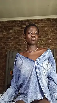 Snapshot of Ebony-Mistique chatting on February 13, 7:32 pm Ebony-Mistique online show from February 13, 7:32 pm