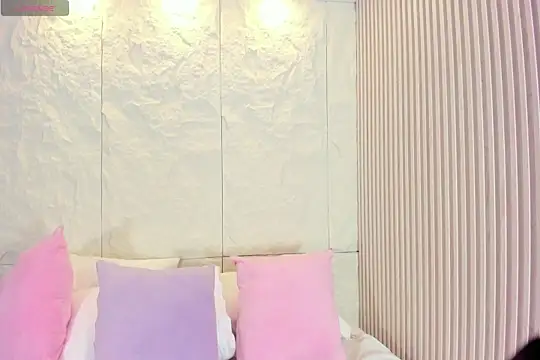 QetziaStoun online show from December 5, 5:20 pm