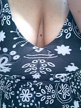 Snapshot of SweettyNaugthy chatting on November 28, 7:33 am SweettyNaugthy online show from November 28, 7:33 am