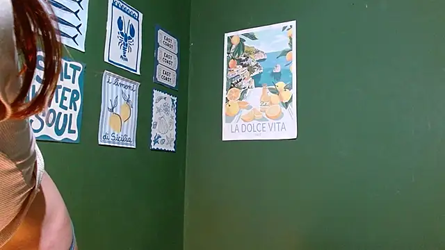 Snapshot of Roxiehood chatting on October 20, 2:23 am Roxiehood online show from October 20, 2:23 am