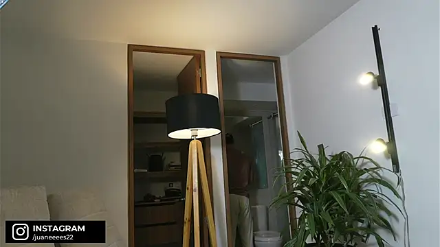 Snapshot of DeusbelliS chatting on April 23, 12:01 am DeusbelliS online show from April 23, 12:01 am