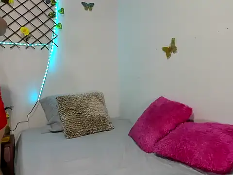 Snapshot of TamiDesire chatting on October 13, 8:42 pm TamiDesire online show from October 13, 8:42 pm