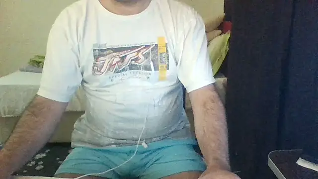 Snapshot of st206boy chatting on July 1, 12:01 am st206boy online show from July 1, 12:01 am