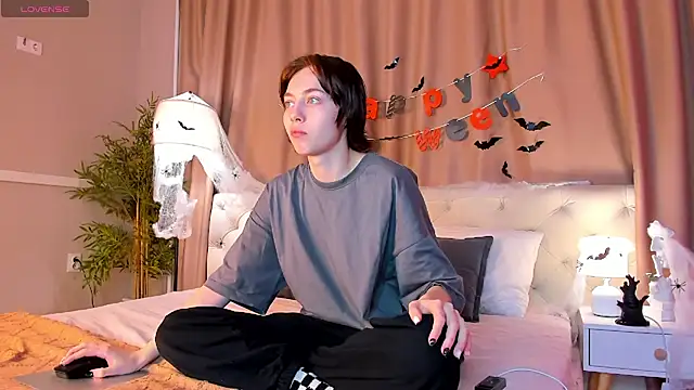 Snapshot of Skelerata chatting on October 27, 1:31 am Skelerata online show from October 27, 1:31 am