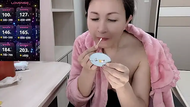 Snapshot of JackieBell chatting on October 31, 1:50 am JackieBell online show from October 31, 1:50 am